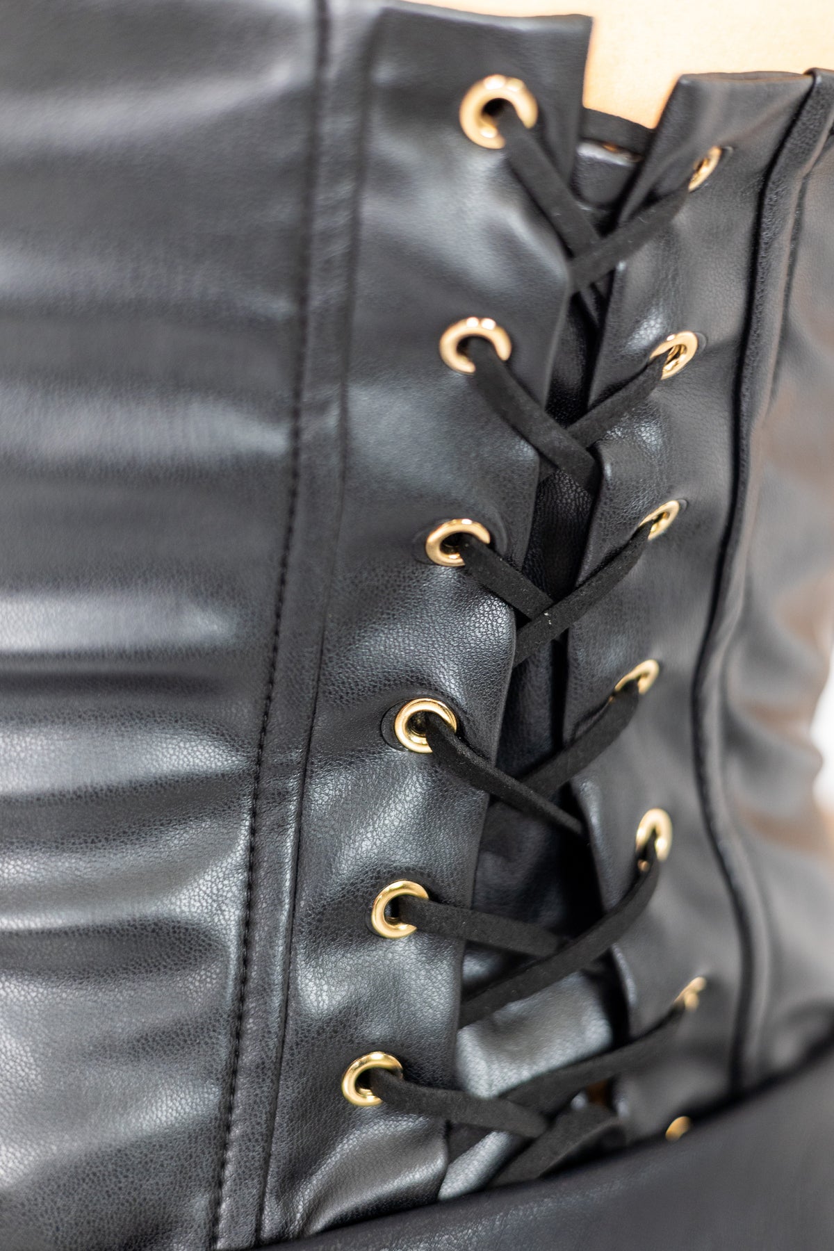 corsetto pelle borchie oro